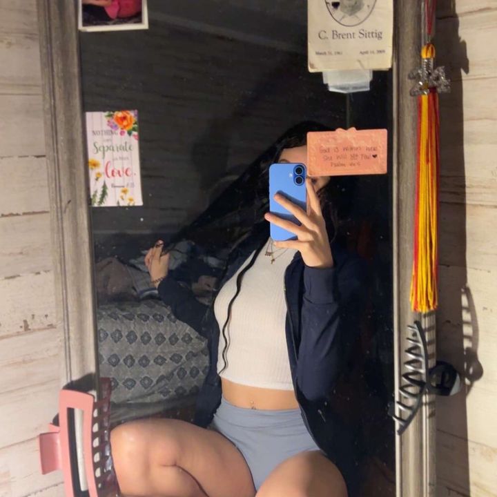 @vallnicoleee