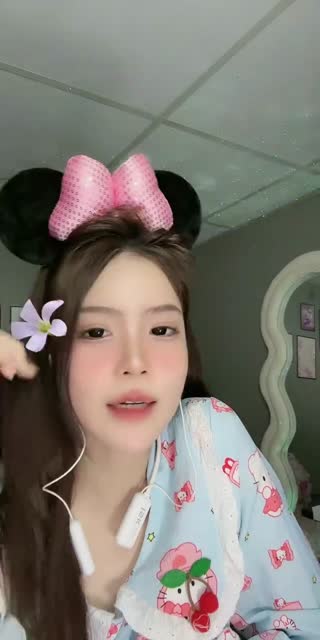TikTok live: Ủa by @ltdknee