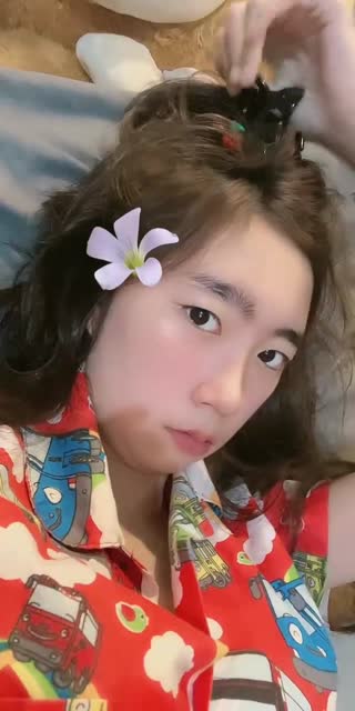 TikTok live: grwm by @scndannan