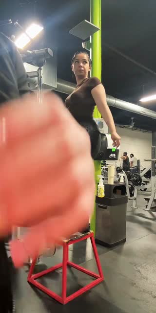 TikTok live: it’s gym time 🍑✨ by @em.236