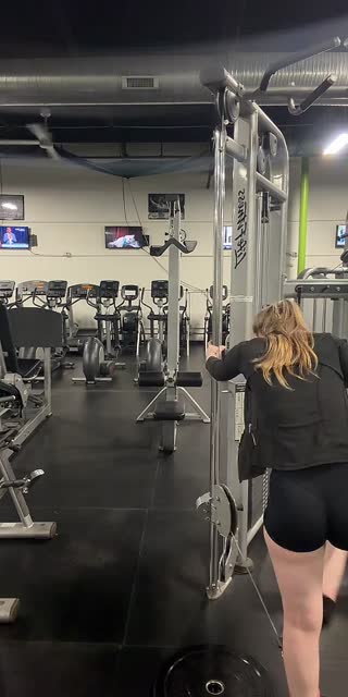 TikTok live: glute dayyy by @brookew5505