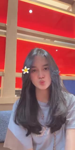 TikTok live: hi oll by @zealucyy