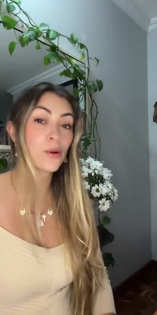 TikTok live: Hola q haces? 🪽 by @angelica.posadaa