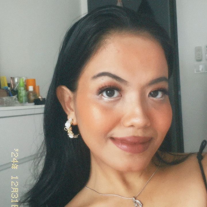 @whitetheroses_