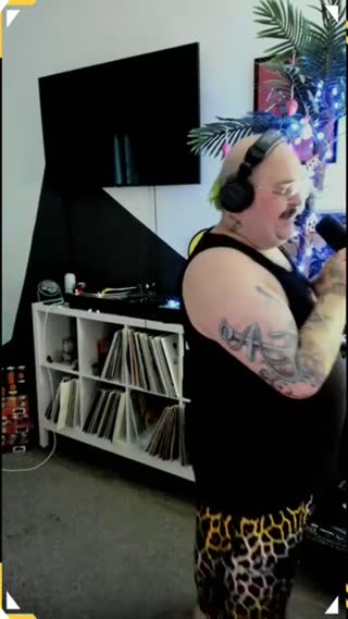 TikTok live: Minimal von Platte! road to 40K! by @minnecent
