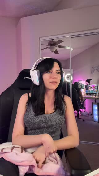 TikTok live: streaming on twitch! by @aveziezzz