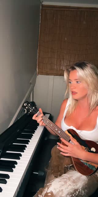 TikTok live: Pottery and Yappin by @lizzie25k