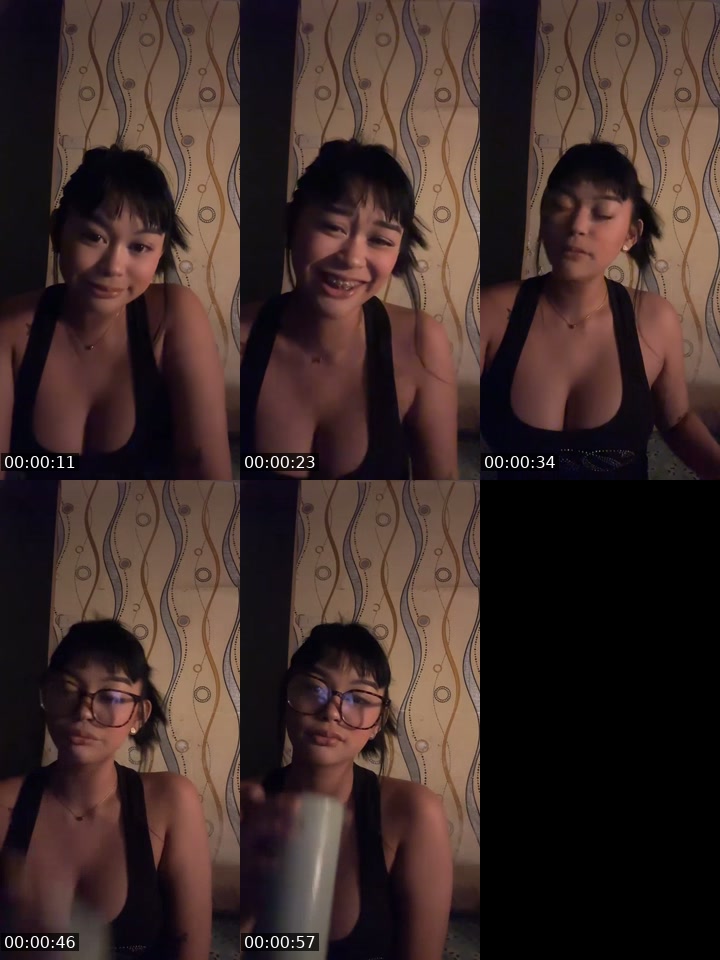 TikTok live: hola by @moly.santa