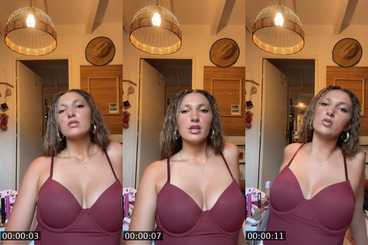 TikTok live: Galaxies = 🦶 jdc by @40_romane_2006