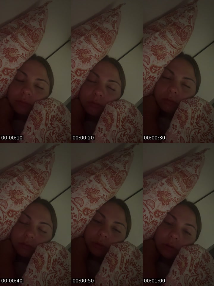 TikTok live: Holà by @laura_dbsss