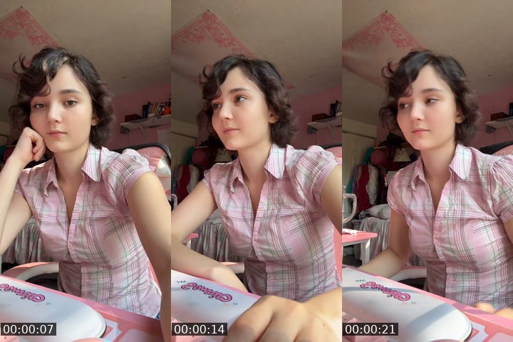 TikTok live: Live while I work on the game. by @ysaykitty
