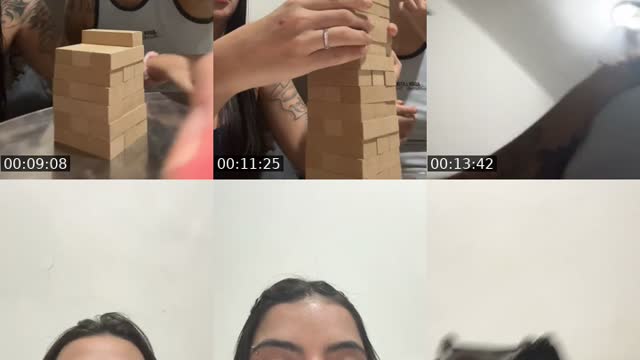 Jogando jenga - @delavu_