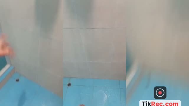 TikTok live: Hora de ducharse 🫣 by @babygirl153_