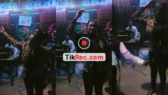 @cafe.the.rood TikTok live