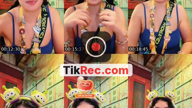 TikTok live: Disney 💜🏰 by @spepydoes
