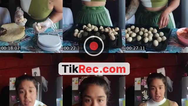 TikTok live: vendemoss cosas dulces? by @celesro_
