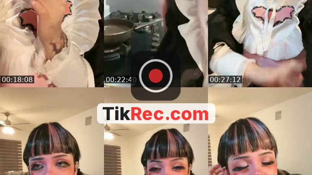 TikTok live: Soy draculauraaa by @olasoyyadis