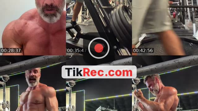 TikTok live: Back day… by @tramfitsix