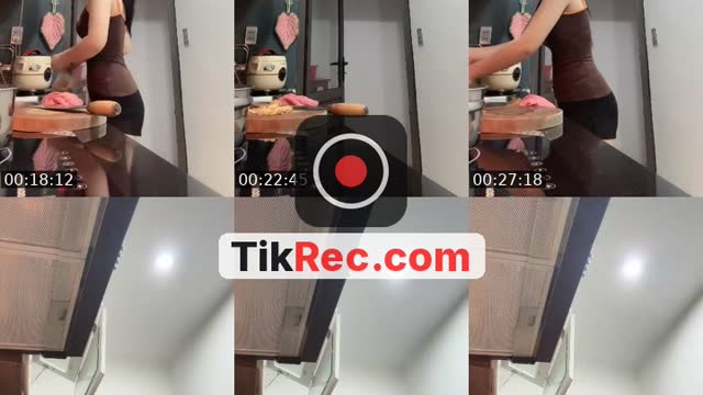 TikTok live: Nấu cưm giờ này by @tytchoco