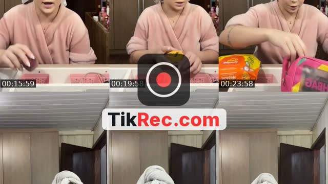 TikTok live: Oi amigas🥰 by @carollwinter5