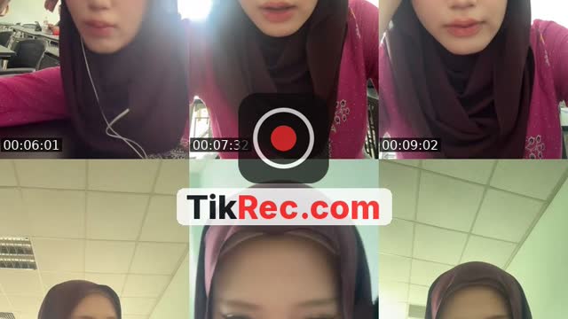 TikTok live: girl idk by @mooniemoonie_