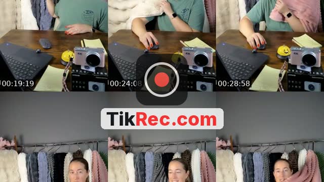 TikTok live: 🎅🏻Santa’s coming🚗🚙🏎️🚕🚓 by @traci.talks.too